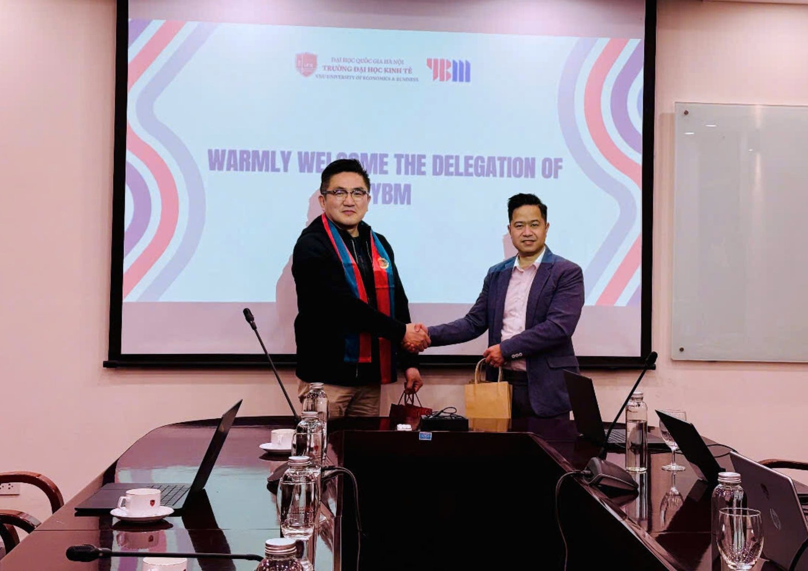 YBM chính thức trở thành đối tác của Trường Đại học Kinh tế – Đại học Quốc gia Hà Nội
